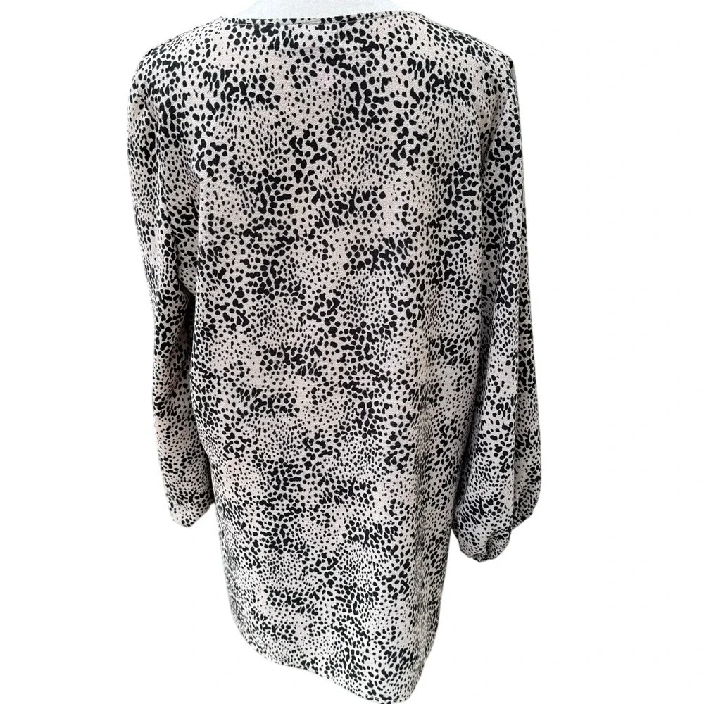 BELONGSCI. V-neckline, long sleeves, Pullover.Tan/Black Animal Print. S… - Picture 3 of 9